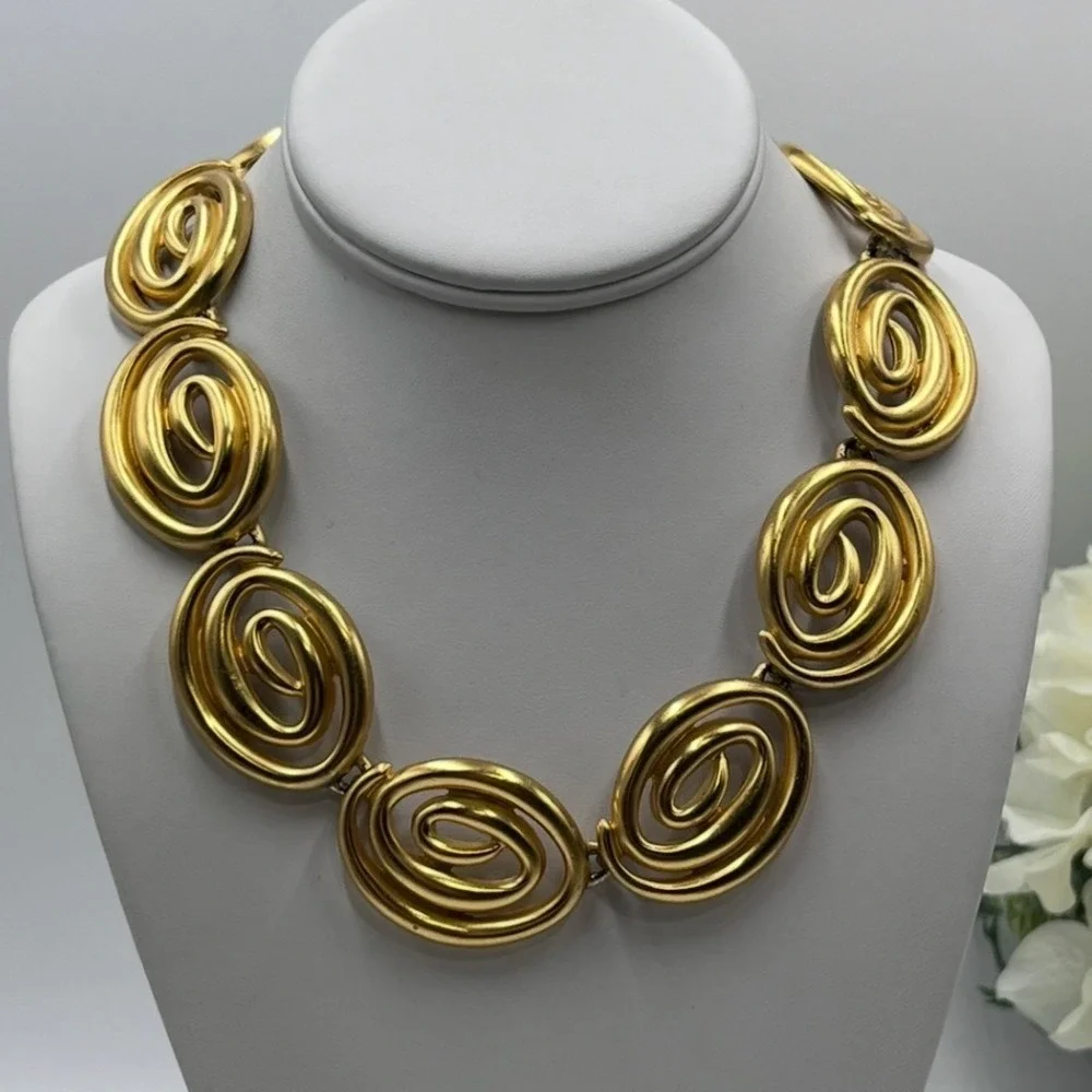 Vintage Modernist‎ Matte Gold Tone Satin Finish Swirl Link Toggle Necklace